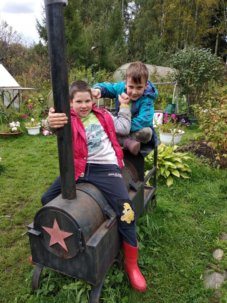 "Наш паровоз вперёд бежит"