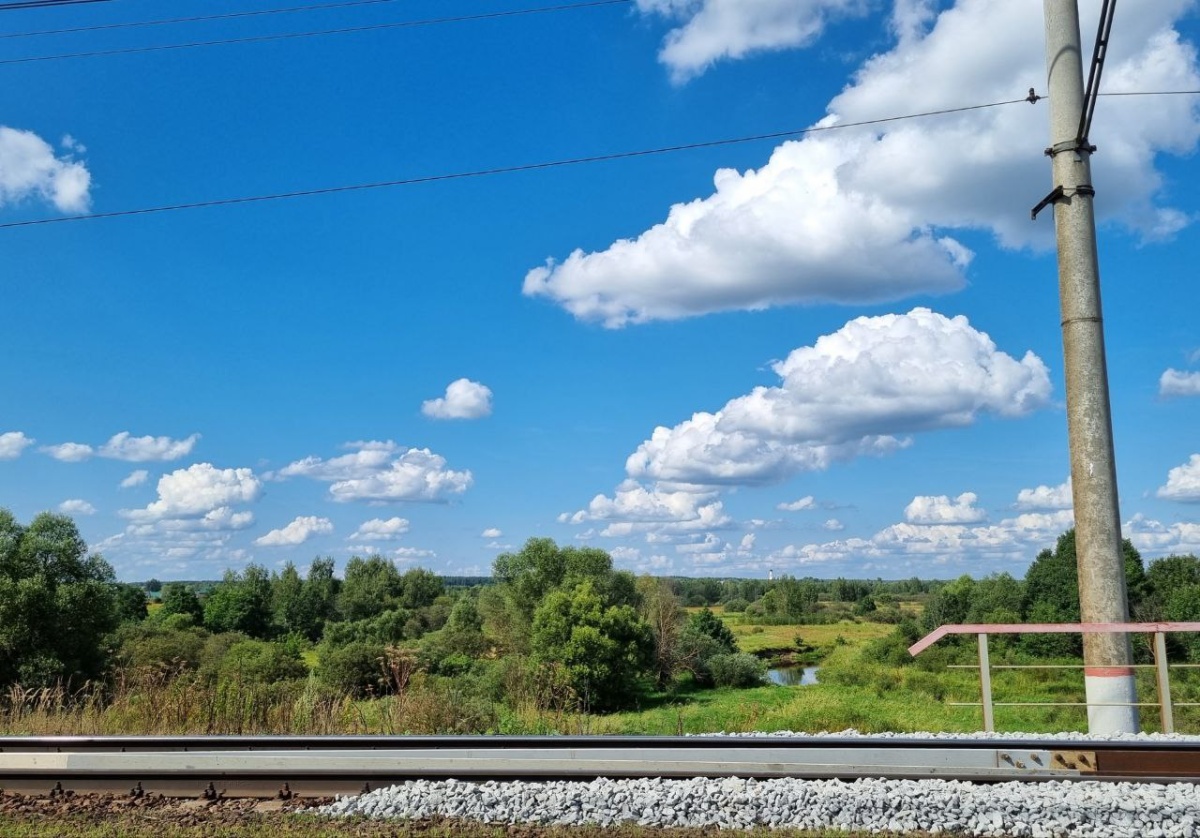 Скатертью, скатертью дальний путь стелится и упирается прямо в небосклон