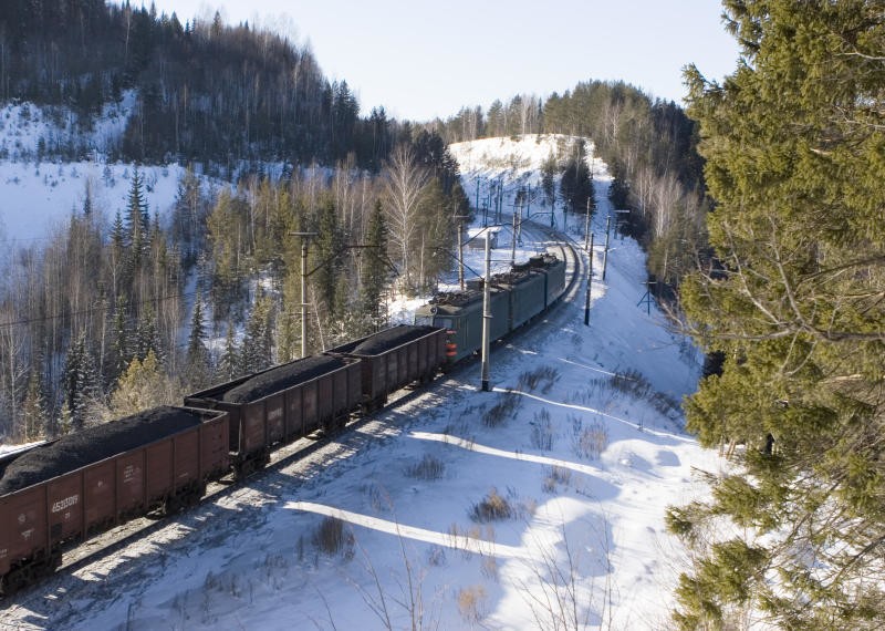 Уголь железная дорога. Железная дорога. Поезд с углем. Вагоны товарные зима. Грузовой поезд зима.