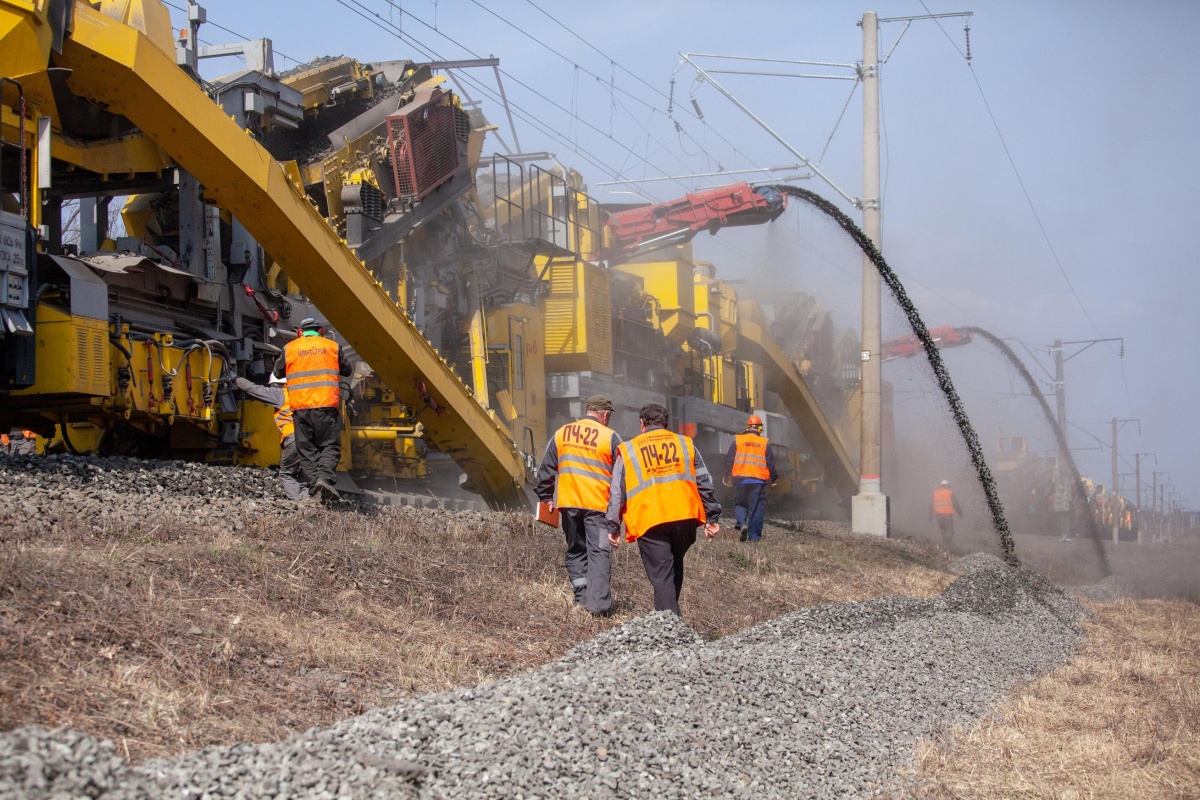 стройка дороги. транспортные строители. объекты дорожного строительства. транспортные строители. строительство транспортной инфраструктуры.