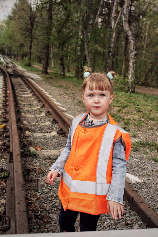 Ребенок с железной дорогой. Железная дорога для детей. Путеец. Дети на детской железной дороге. Сигналист на железной дороге.